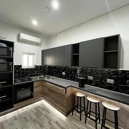 Bookarest Malta * San Ġiljan