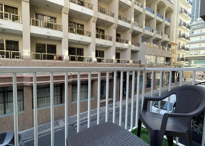 Bookarest Malta Hostel San Ġiljan