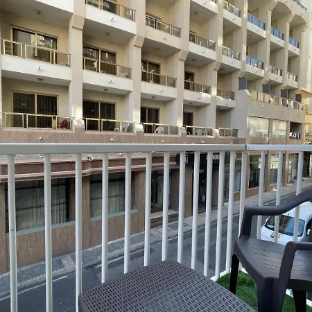 Bookarest Malta Hostel San Ġiljan