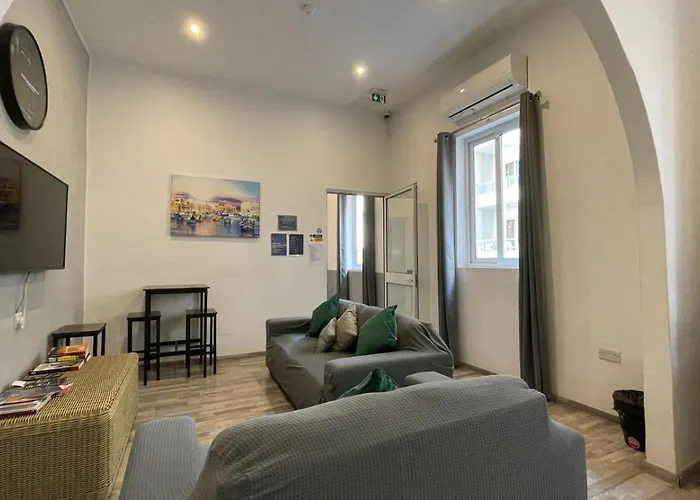 Bookarest Malta Hostel *